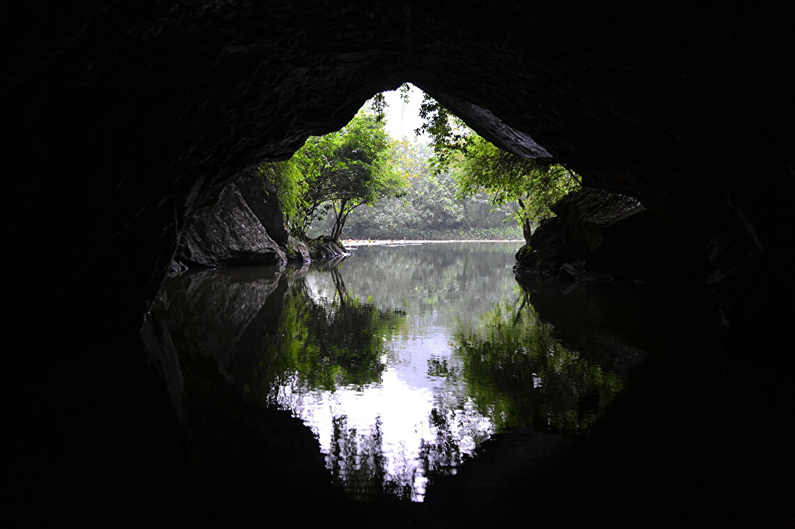 grotte traversant les montagnes